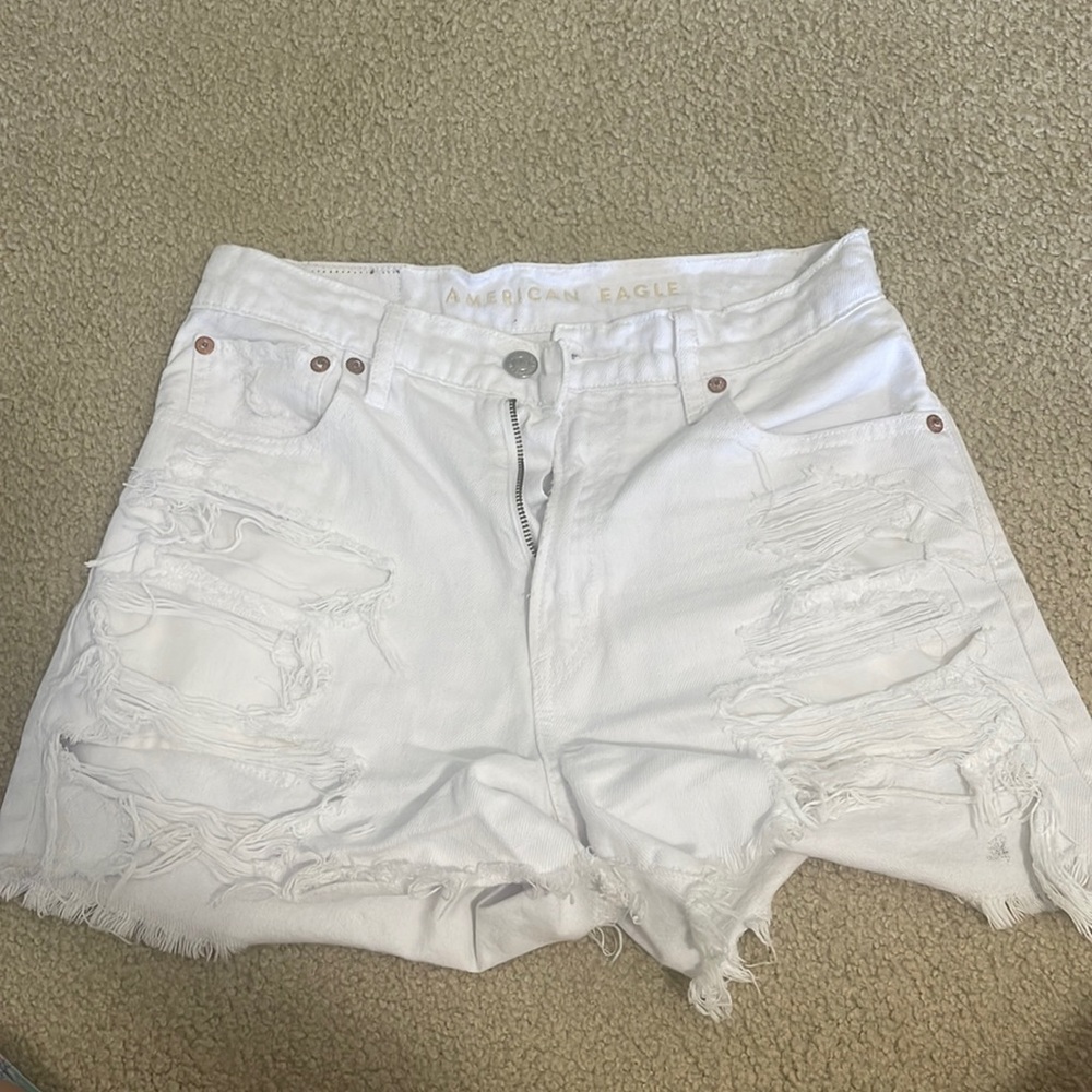 American Eagle Shorts. Size 2, High rise, 90’s boyfriend shorts. All white